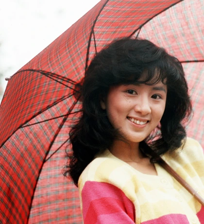 Kim Hee-ae holding a big red umbrella