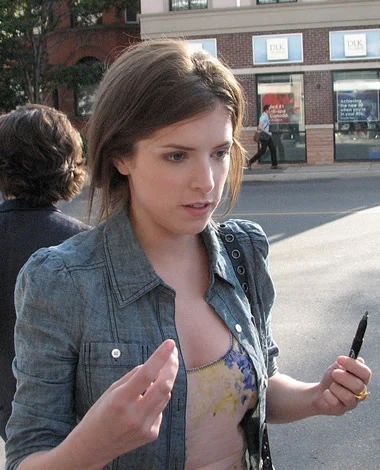 Anna Kendrick signing autograph
