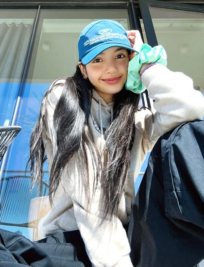 Blackpink's Lisa without makeup and dressed up like a hip-hop girl