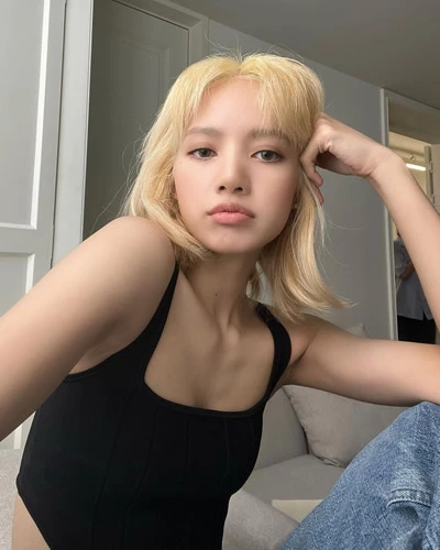 Blackpink's Lisa looks almost barefaced with nude makeup