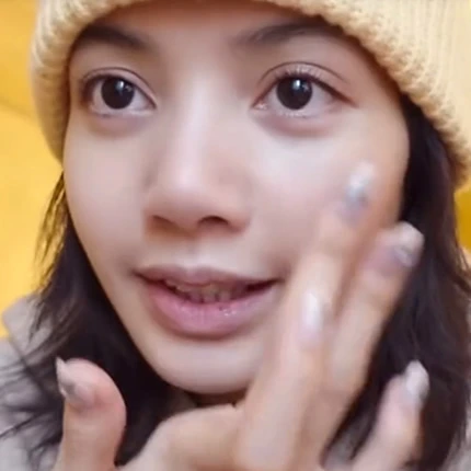 Blackpink's Lisa Manoban showing fans her skincare routine