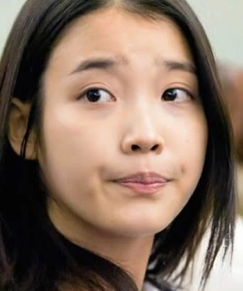 IU with short eyebrows