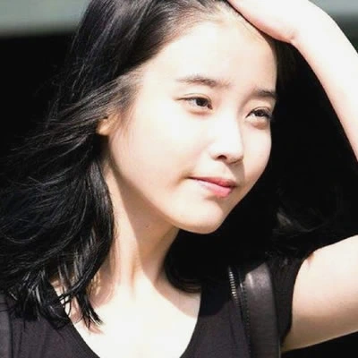 IU enjoying the sun