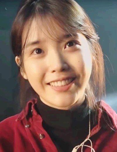 IU showing pure joy without makeup