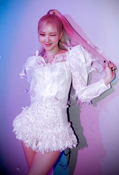 Blackpink Rose with pink hair extension