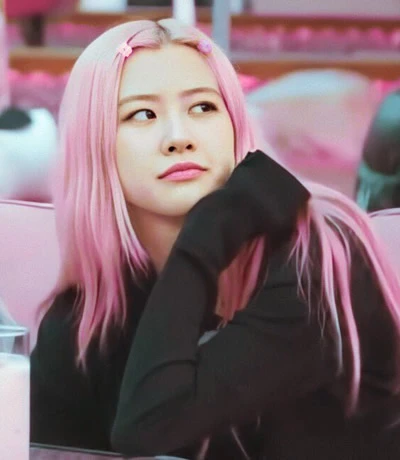 Blackpink Rose middle parted hairstyle with hair clips