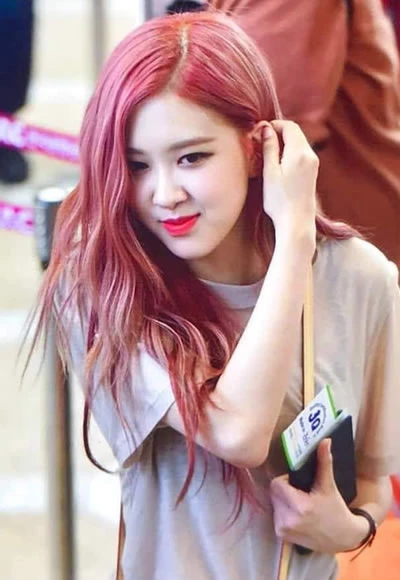 Blackpink Rose passing airport security with pink hair